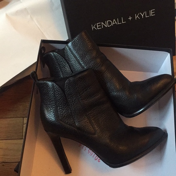 Kendall & Kylie Shoes - Like new Kendall+ Kylie perfect black booties